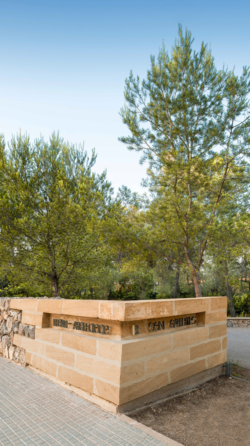 Fita de marés de la entrada al recinto