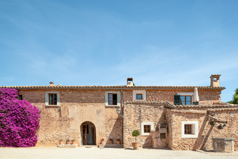Vista general de Torrent Fals entre viñedos – fotografía de arquitectura en Mallorca