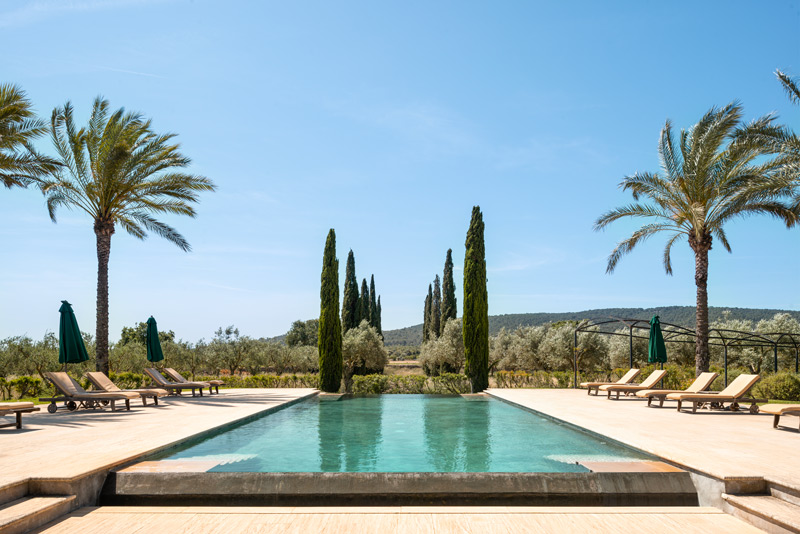 Vista general de Torrent Fals entre viñedos – fotografía de arquitectura en Mallorca