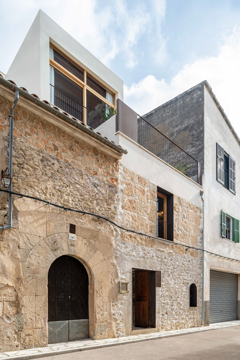 Fachada de piedra y ampliación contemporánea de Casa Periscopio en Montuïri