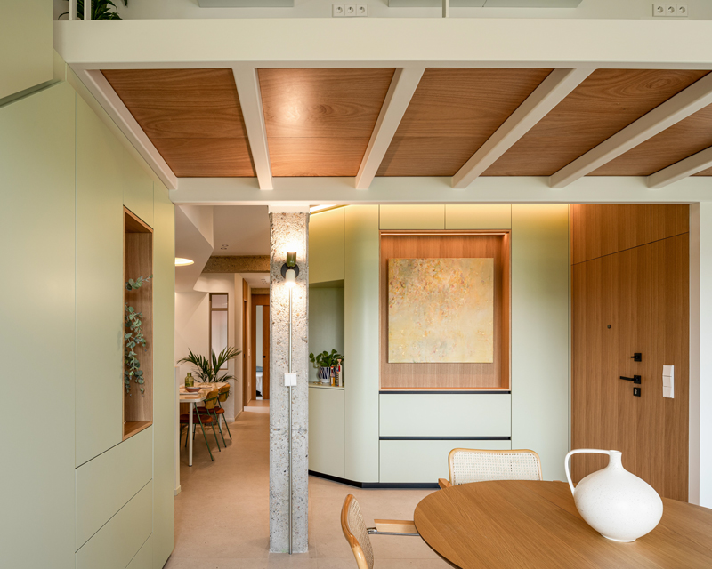 Fotografía de arquitectura contemporánea, comedor y panelado en tonos verdes en Casa Melón Fotografía de arquitectura contemporánea del comedor de Casa Melón, con mobiliario de madera, pared verde y iluminación cálida indirecta.