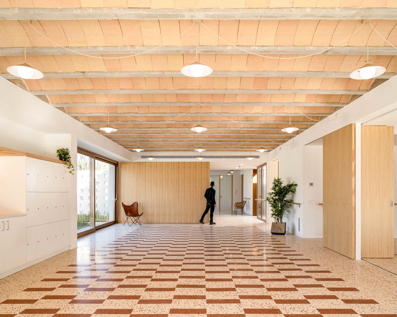 Fotografía de arquitectura interior del Centro de día Alaior