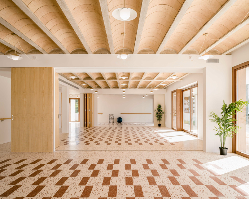 Fotografía de arquitectura interior del Centro de día Alaior