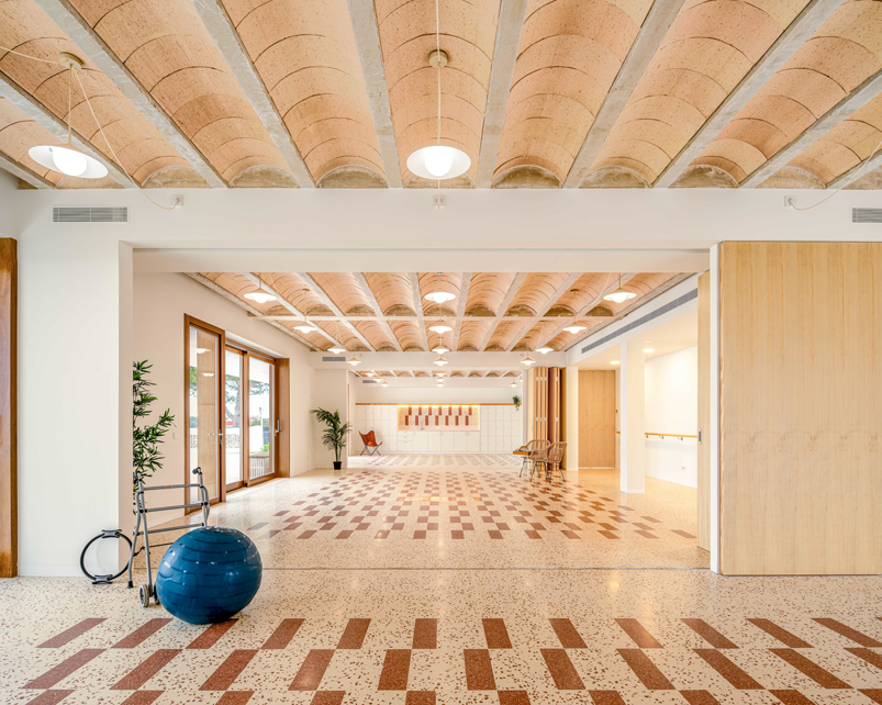 Fotografía de arquitectura interior del Centro de día Alaior
