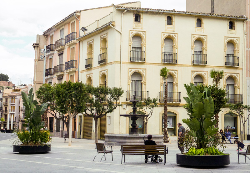 Arquitectura urbana en la Plaza El Pla de Onda y su relación con la ciudad