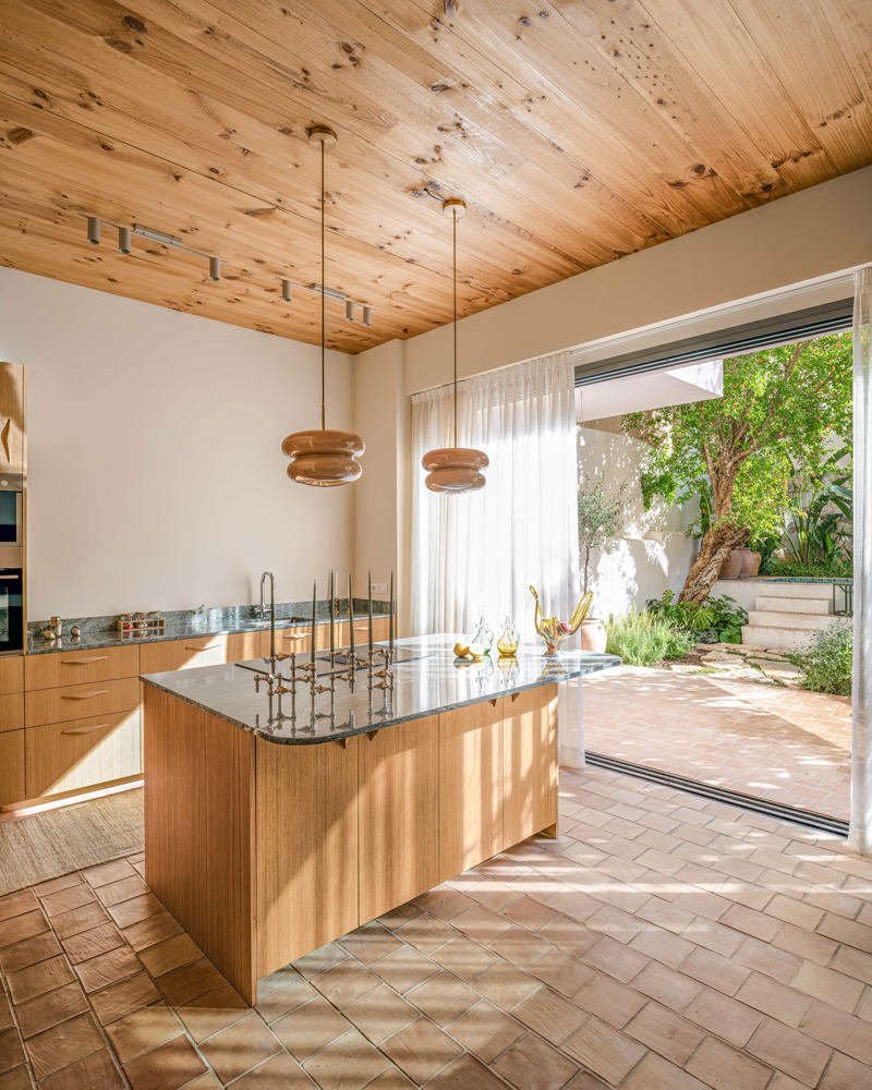 Casa de Madera y Barro Mallorca, vivienda contemporánea con estructura de madera vista